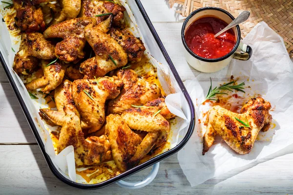 Ali di pollo fatte in casa in cucina estiva — Foto Stock