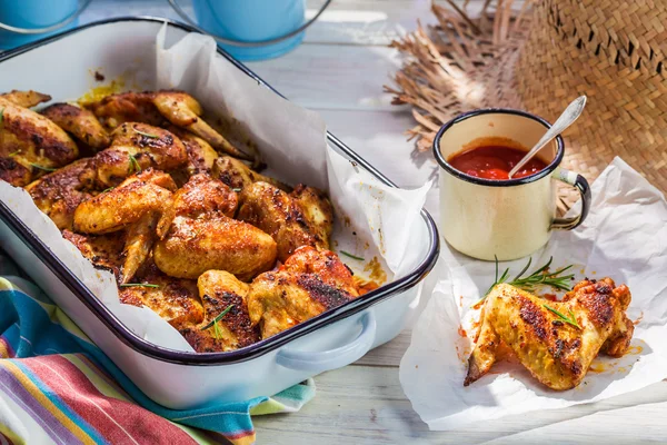 Hete Kippenvleugels met barbecue saus in zomerkeuken — Stockfoto