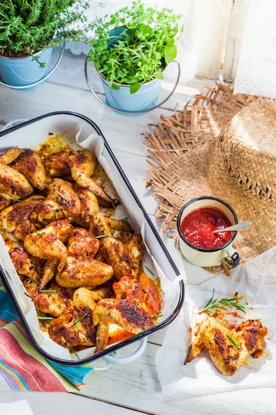 Alas de pollo picantes con salsa barbacoa en la cocina de verano —  Fotos de Stock