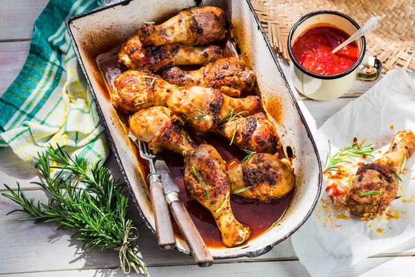 Gambe di pollo calde con erbe e salsa — Foto Stock