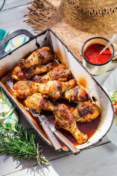 Gambe di pollo piccanti con erbe e salsa — Foto Stock