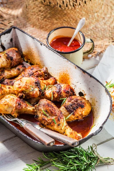 Leckere Hühnerkeulen mit Grillsoße — Stockfoto