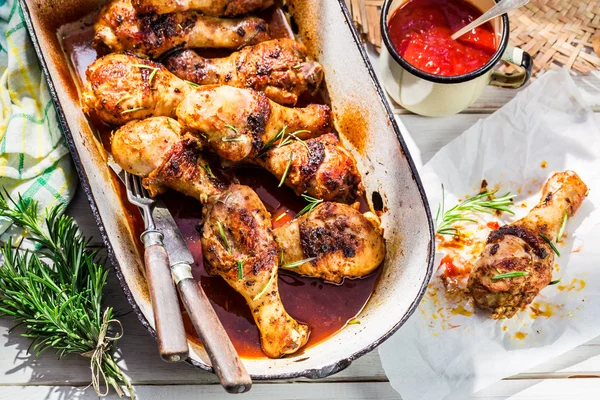 Zelfgemaakte kip benen met rozemarijn — Stockfoto