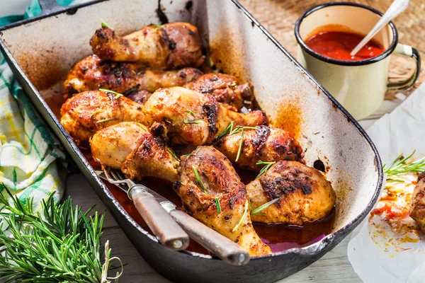 Gebraden kip benen met kruiden en saus — Stockfoto