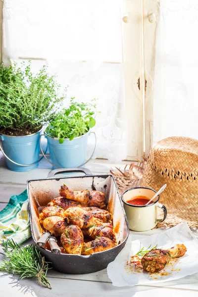 Gambe di pollo croccanti con salsa barbecue — Foto Stock