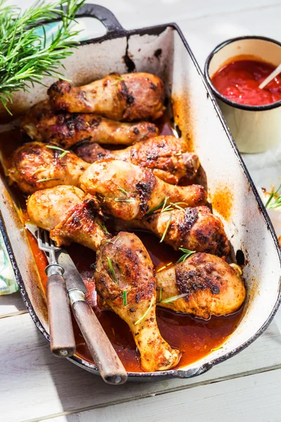 Hemgjord kycklingklubbor med barbecuesås — Stockfoto
