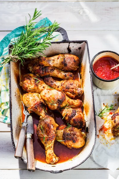 Zelfgemaakte kip benen met kruiden en saus — Stockfoto