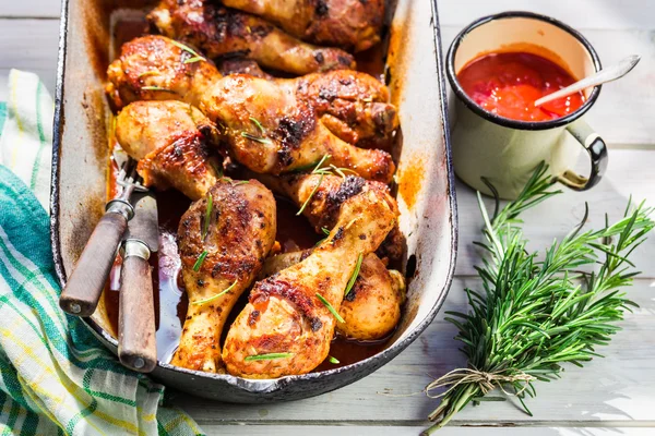 Kryddiga kycklingklubbor i rustikt kök — Stockfoto