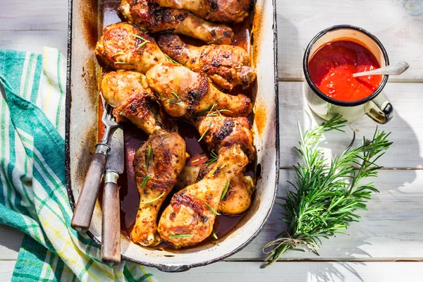 Pernas de frango picantes na cozinha de verão — Fotografia de Stock