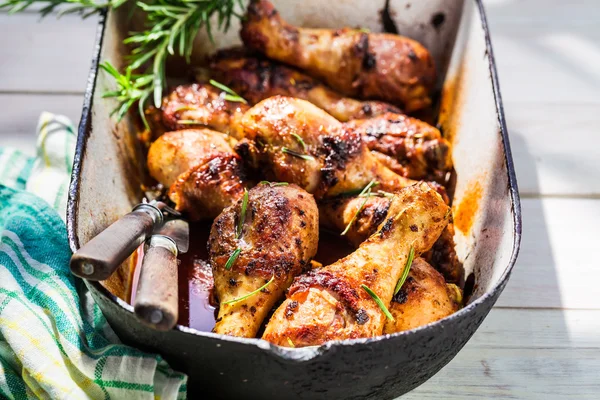 Välsmakande kycklingklubbor i rustikt kök — Stockfoto
