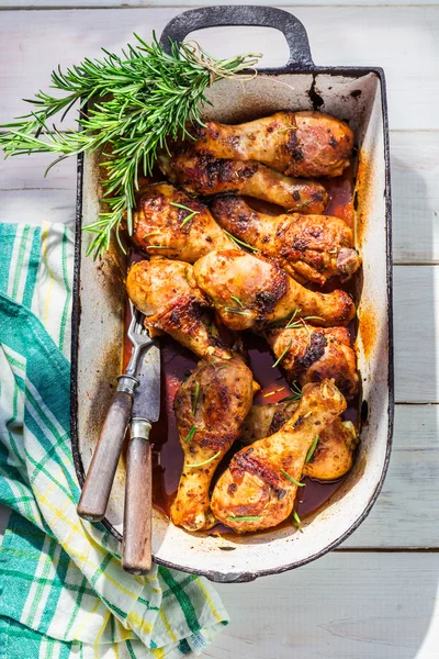 Patas de pollo asadas en cocina rústica — Foto de Stock