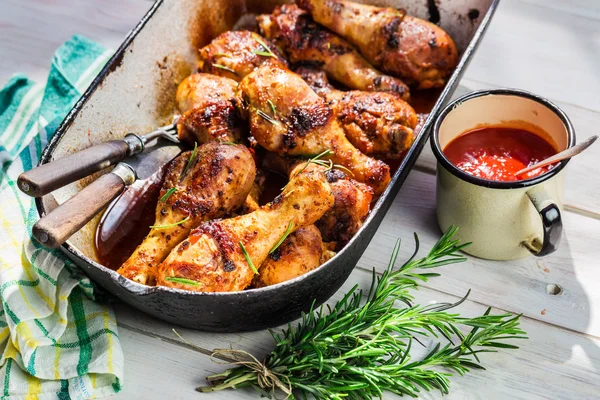 Pernas de frango saborosas na cozinha de verão — Fotografia de Stock