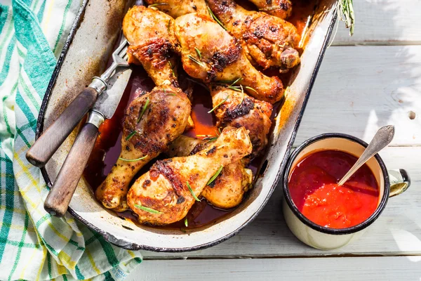 Gambe di pollo fatte in casa in cucina rustica — Foto Stock