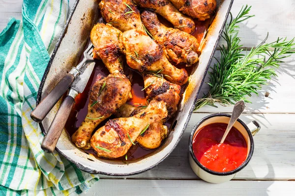 Zelfgemaakte kip benen in zomerkeuken — Stockfoto