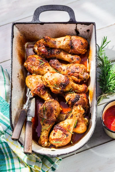 Pernas de frango quentes com molho de churrasco na cozinha rústica — Fotografia de Stock