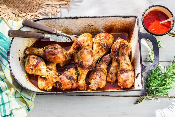 Pernas de frango quentes com molho de churrasco na cozinha de verão — Fotografia de Stock