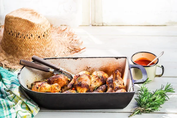 Tavuk budu otlar ile sıcak ve yaz mutfakta sos — Stok fotoğraf