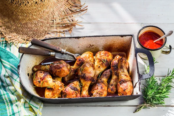 Gambe di pollo calde con erbe e salsa in cucina rustica — Foto Stock