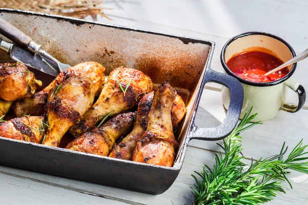 Pernas de frango picantes com molho de churrasco na cozinha rústica — Fotografia de Stock