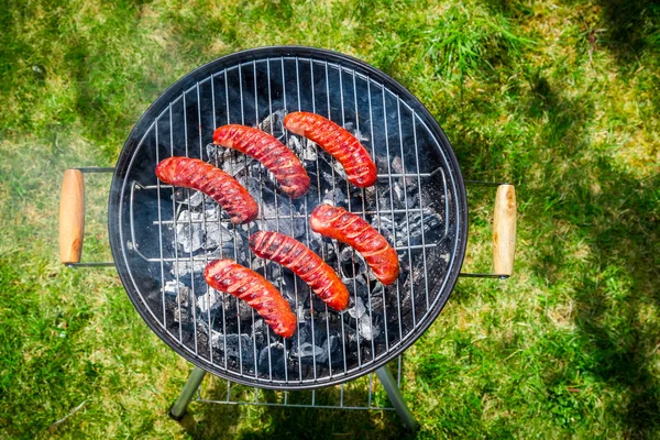 Würzige Würstchen mit Rosmarin auf dem Grill — Stockfoto