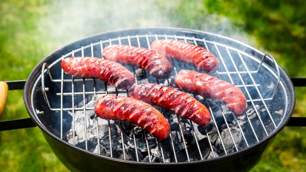 Würzige Würste mit Rosmarin auf dem Gartengrill — Stockfoto