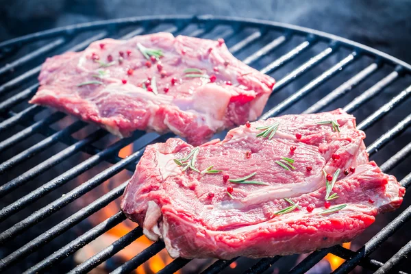 Roasting fresh beef with rosemary and pepper — Stock Photo, Image