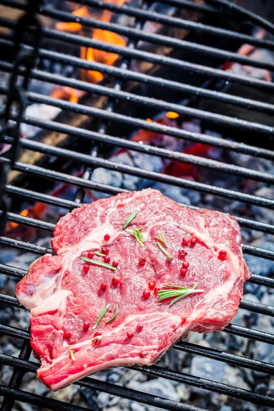 Roasting red beef with rosemary and pepper — Stock Photo, Image