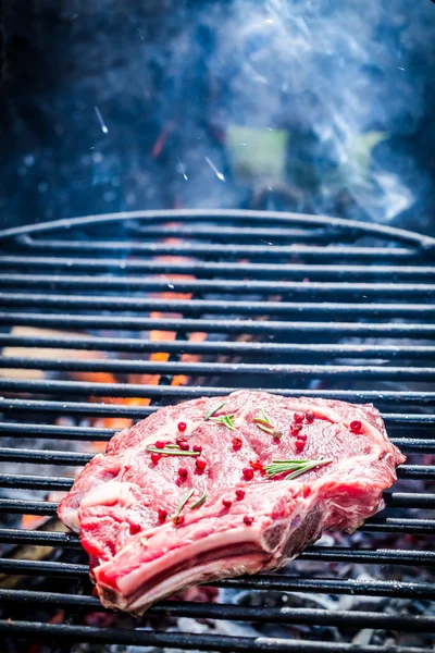 Grilling fresh beef with herbs and pepper — Stock Photo, Image