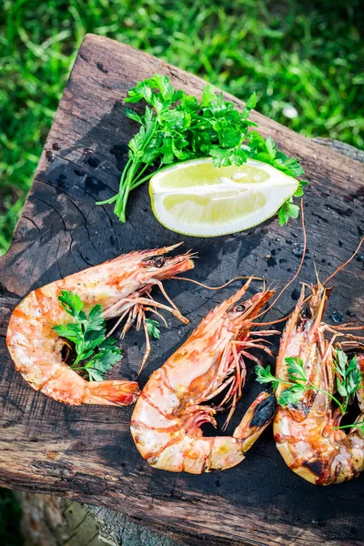 Camarão grelhado fresco com limão e salsa — Fotografia de Stock