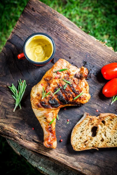 Roasted chicken leg with toast and cherry tomato — Stock Photo, Image