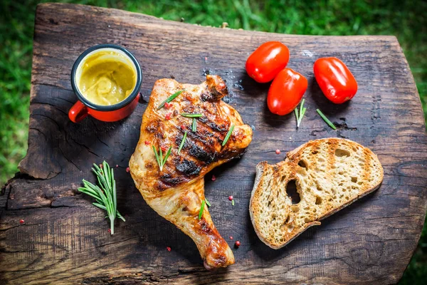 Roasted chicken leg with rosemary and pepper — Stock Photo, Image