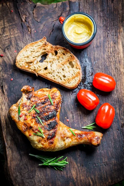 Grilled chicken leg with rosemary and pepper — Stock Photo, Image