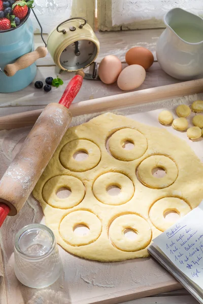 Süße Donuts in der rustikalen Küche — Stockfoto