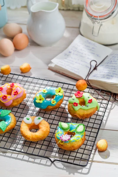 Donuts doces e saborosos vitrificados — Fotografia de Stock