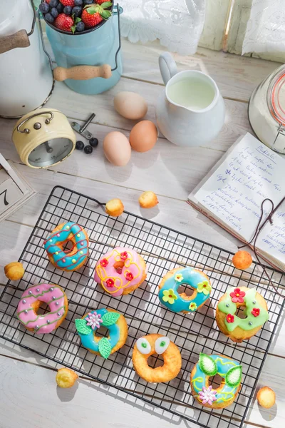 Deliciosos donuts feitos de ingredientes frescos — Fotografia de Stock
