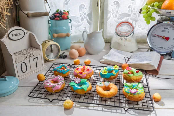 Decorar rosquillas dulces en la cocina rústica — Foto de Stock