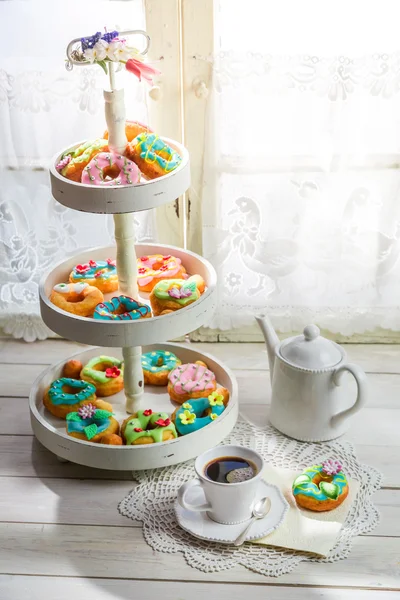 Donuts caseiros com decoração colorida — Fotografia de Stock