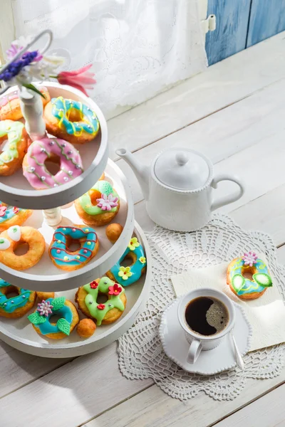 Deliciosos donuts com decoração colorida — Fotografia de Stock