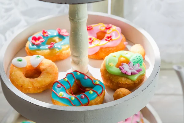 Donuts faits maison dans la cuisine rustique — Photo