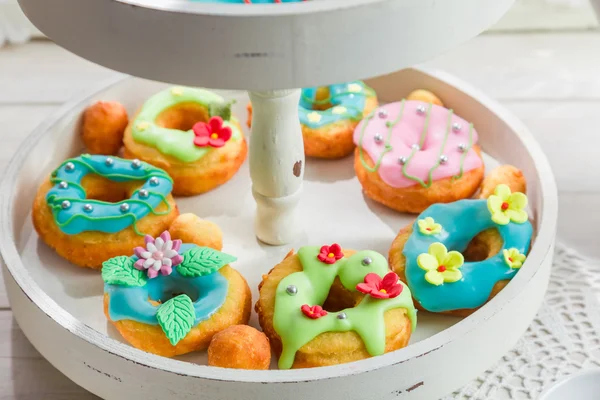 Donuts caseiros na cozinha ensolarada — Fotografia de Stock