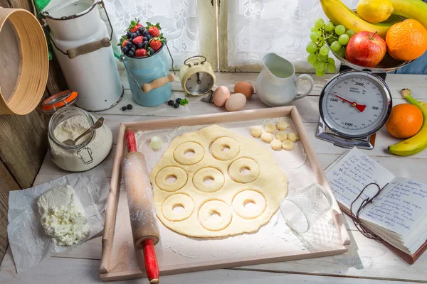 Donuts caseiros na cozinha ensolarada — Fotografia de Stock