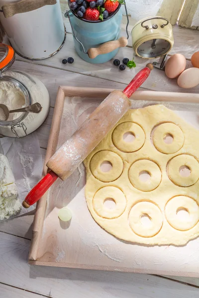 Rustik mutfakta pişirme lezzetli börekler — Stok fotoğraf