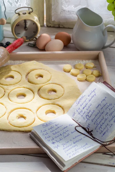 Preparación para las rosquillas sabrosas en la cocina soleada — Foto de Stock