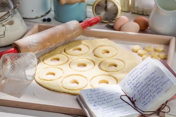 Zubereitung von hausgemachten Donuts in der rustikalen Küche — Stockfoto