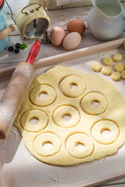 Zubereitung von hausgemachten Donuts in der sonnigen Küche — Stockfoto