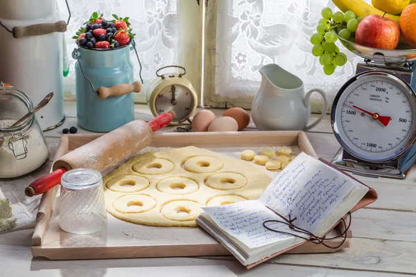 Préparation pour les beignets sucrés et savoureux dans la cuisine ensoleillée — Photo