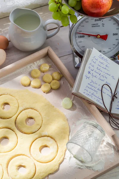 Preparação para donuts doces e saborosos na cozinha rústica — Fotografia de Stock