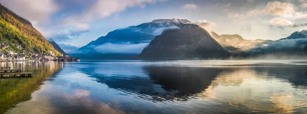 Ködös tó hajnalban hegyek, Hallstatt, Ausztria — Stock Fotó