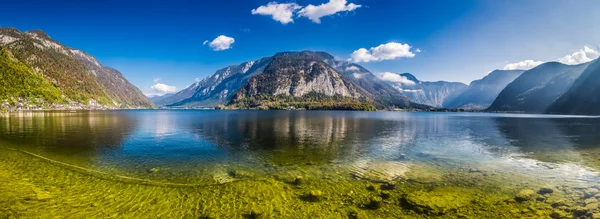 Kristály tiszta hegyi tóba Alpokban, Hallstatt, Ausztria — Stock Fotó
