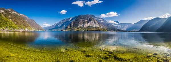 Alps, Hallstatt, Avusturya için kristal berraklığında dağ gölü — Stok fotoğraf